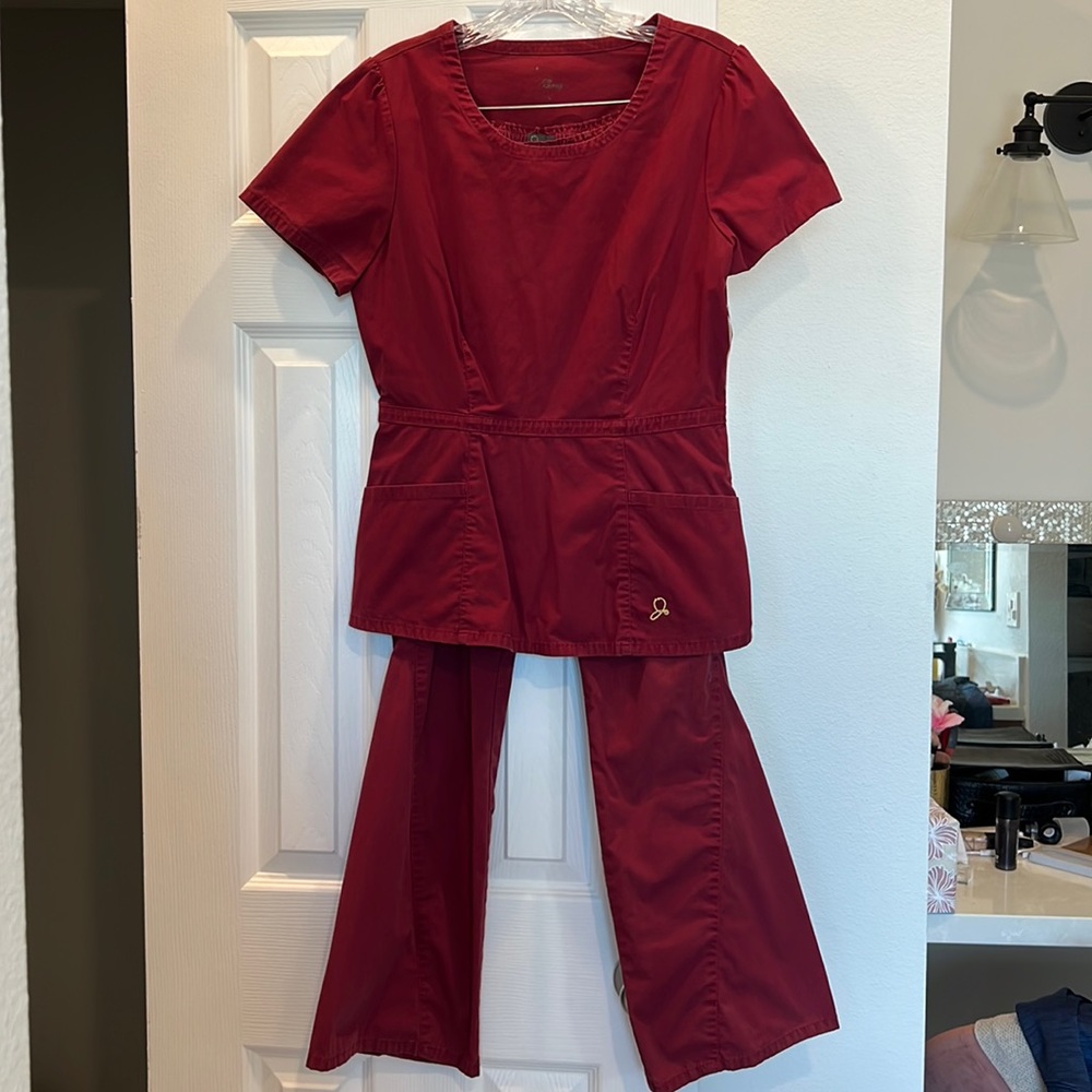 Jaanuu. Scrub set.